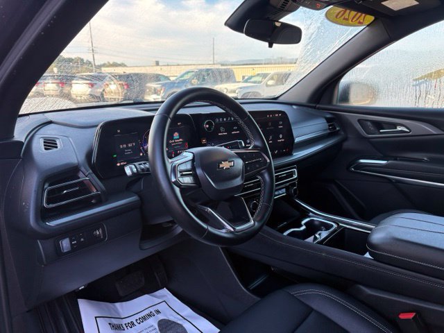 Used 2026 Chevrolet Traverse LT FWD image 3