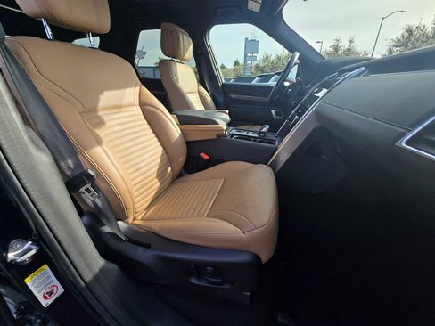 Used 2023 Land Rover Discovery Metropolitan Edition image 11