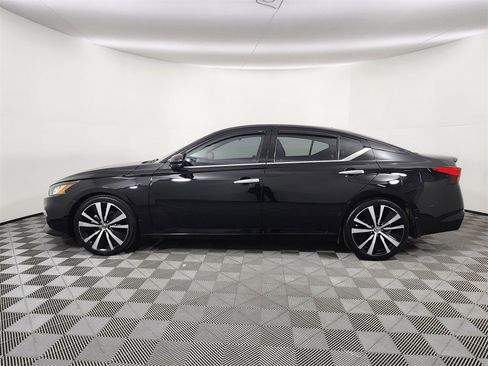 Used 2020 Nissan Altima 2.0 Platinum image 2