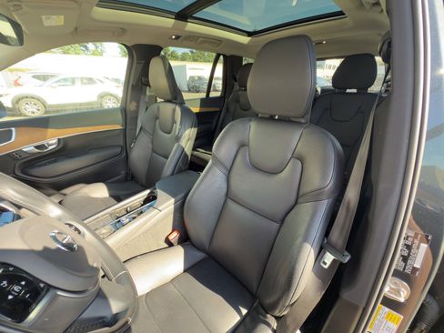 Certified 2022 Volvo XC90 T6 Momentum w/ Climate Package image 21