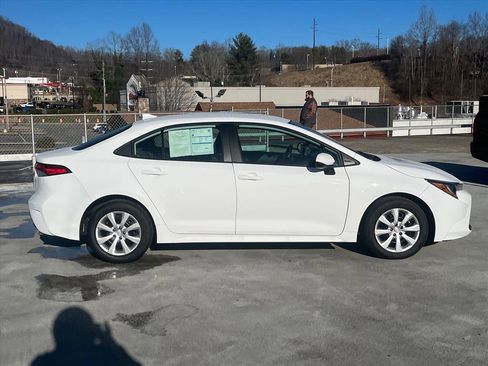 Used 2024 Toyota Corolla LE image 2