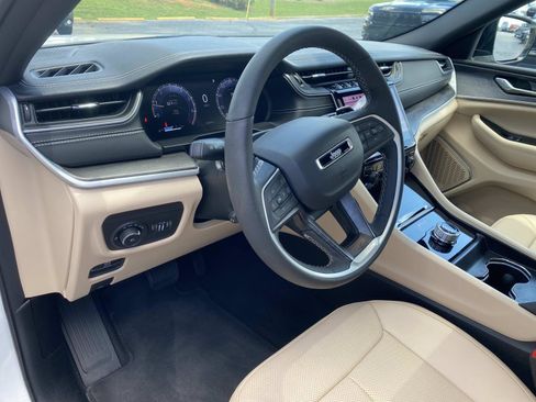 Used 2025 Jeep Grand Cherokee Limited w/ Luxury Tech Group II RWD image 28