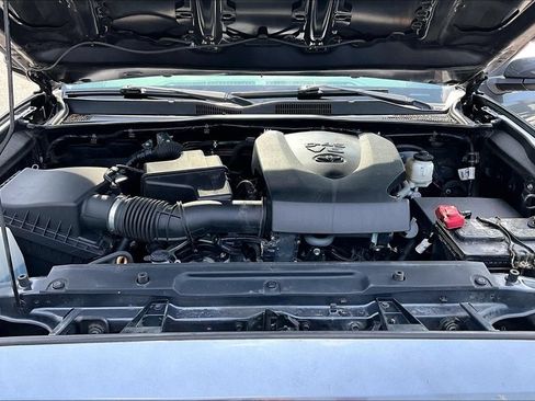 Used 2021 Toyota Tacoma SR5 AWD/4WD image 31