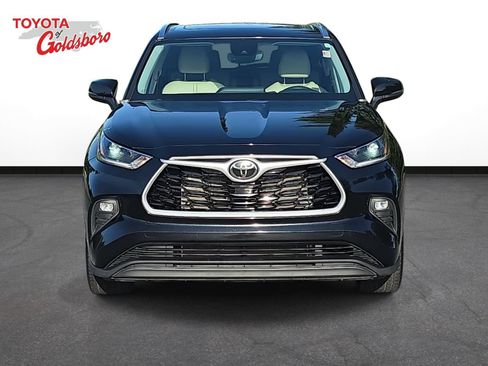Used 2021 Toyota Highlander XLE AWD/4WD image 2