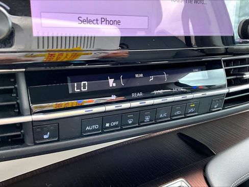 Used 2021 Toyota Sienna XLE FWD image 32