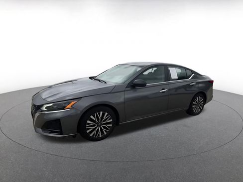 Used 2025 Nissan Altima 2.5 SV FWD image 8