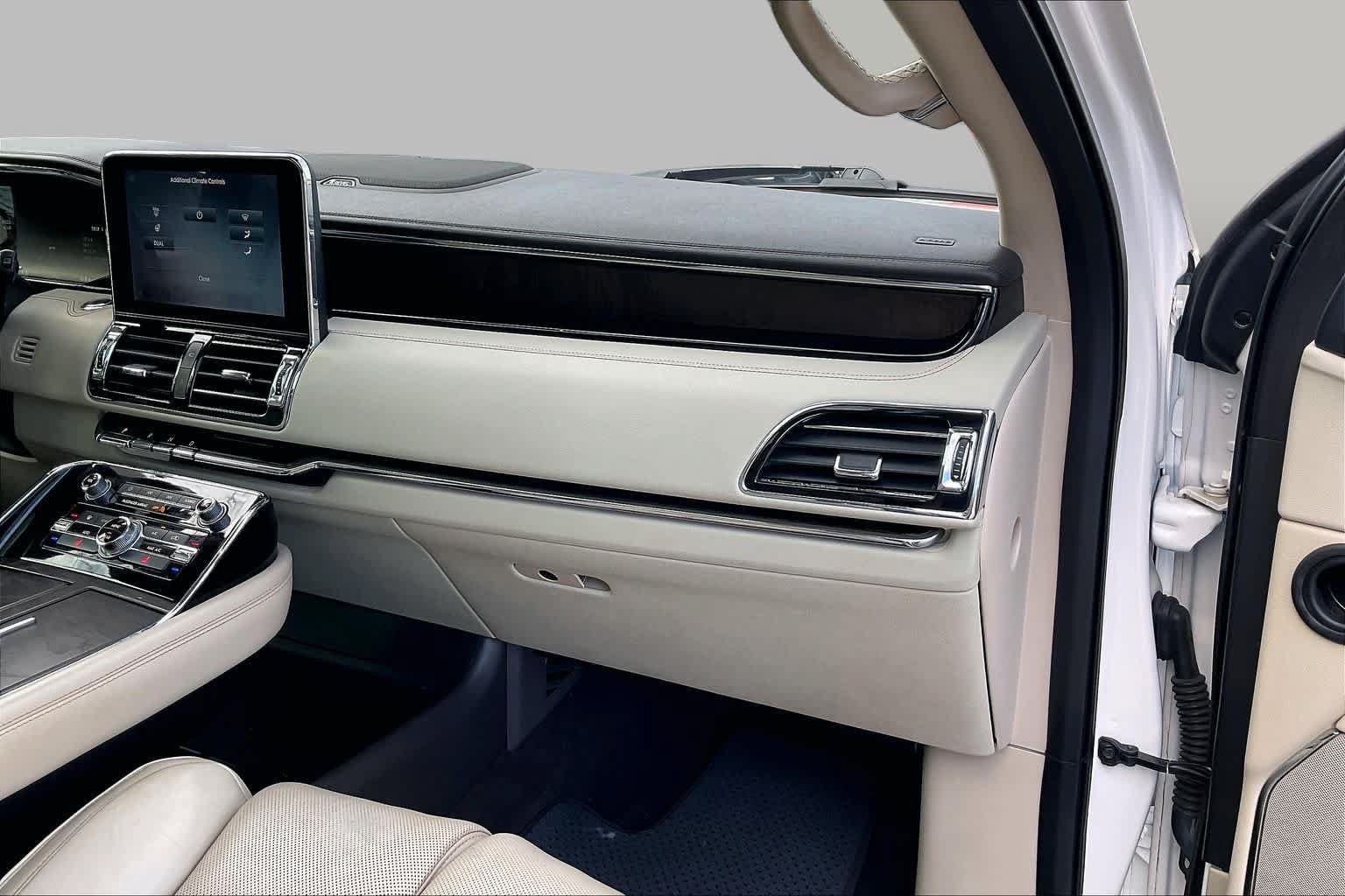 Used 2018 Lincoln Navigator Select w/ Technology Package RWD image 18