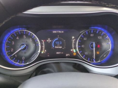 Used 2025 Chrysler Pacifica Limited image 11