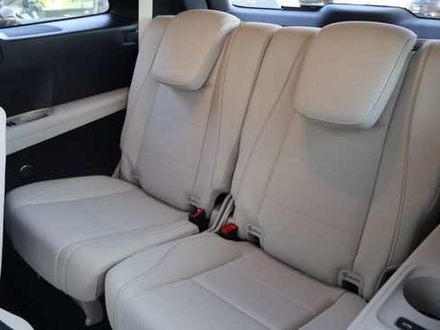 Used 2025 Mercedes-Benz GLS 450 4MATIC image 18