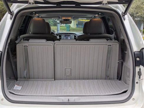 Used 2019 Toyota Highlander SE image 25