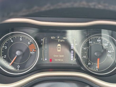 Used 2017 Jeep Cherokee Latitude w/ Cold Weather Group AWD/4WD image 13