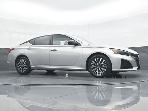 Used 2024 Nissan Altima 2.5 SV image 32