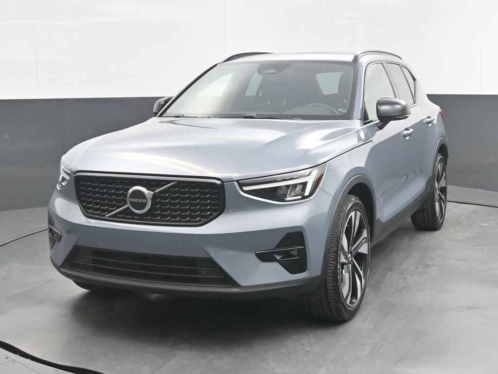 Certified 2023 Volvo XC40 B5 Plus w/ Climate Package AWD/4WD image 1