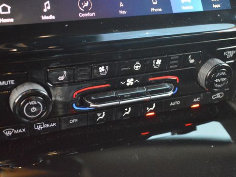 Used 2023 Jeep Grand Cherokee Limited w/ Luxury Tech Group II image 23