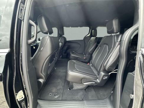 New 2027 Chrysler Pacifica Select FWD image 23