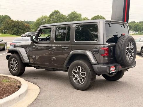 Used 2025 Jeep Wrangler Unlimited Sahara AWD/4WD image 9
