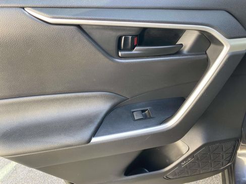 Used 2022 Toyota RAV4 LE FWD image 13