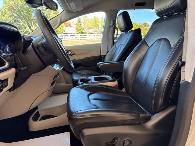 Used 2023 Chrysler Pacifica Touring-L FWD image 13