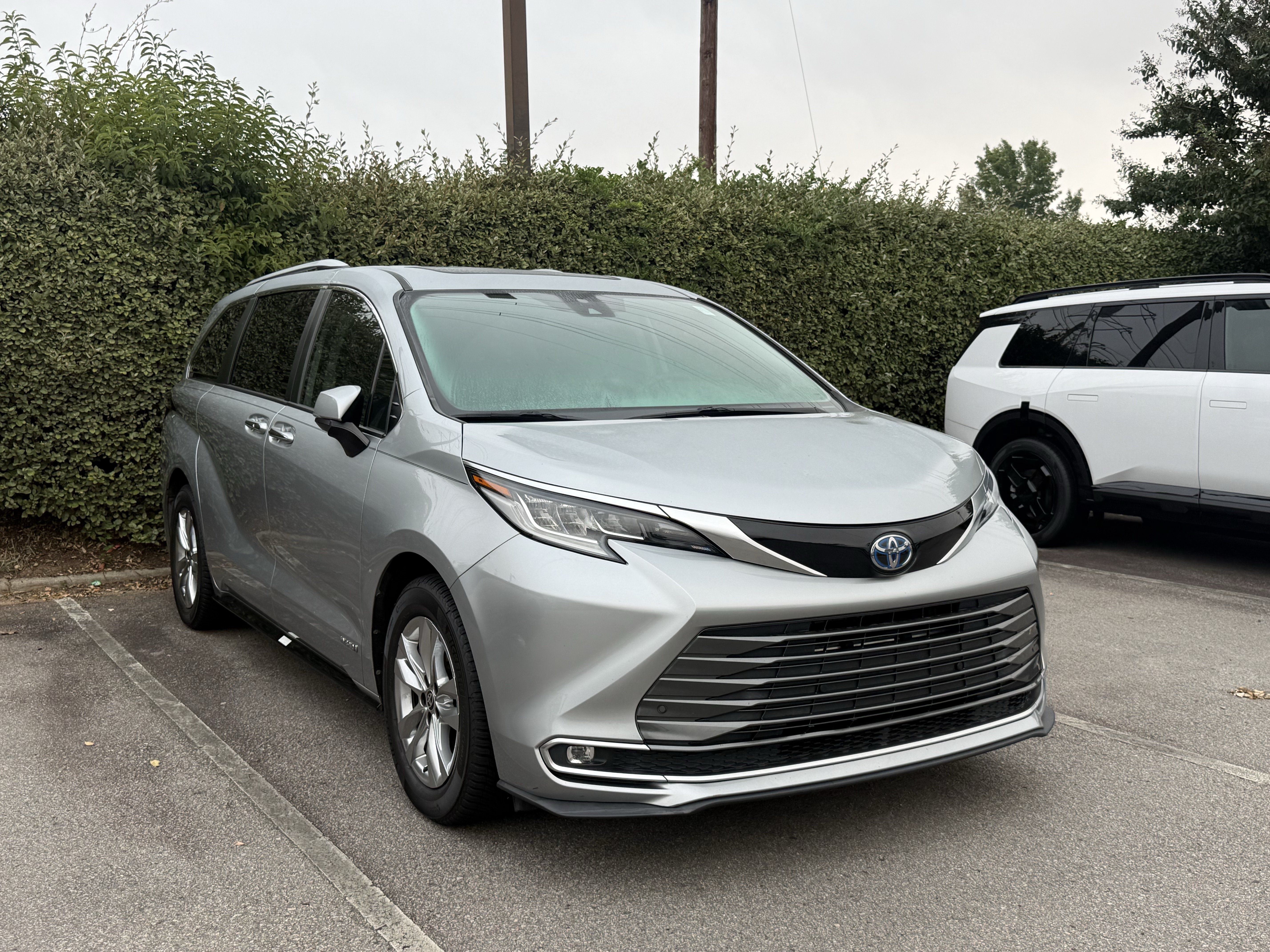 Used 2021 Toyota Sienna Limited FWD image 3