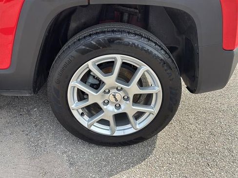 Used 2023 Jeep Renegade Latitude AWD/4WD image 8