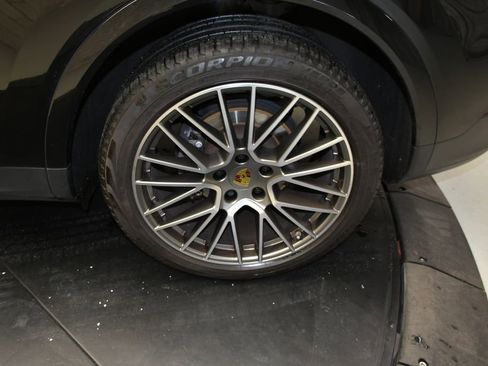 Certified 2023 Porsche Cayenne Platinum Edition AWD/4WD image 15