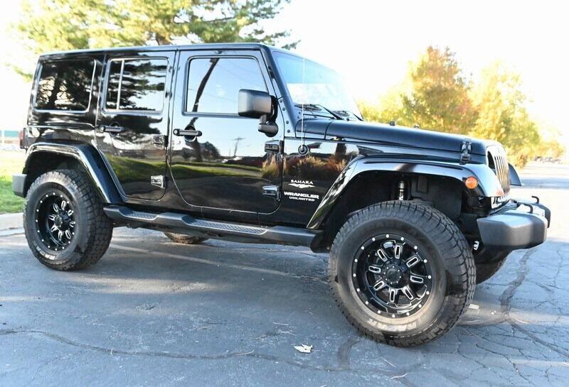 Used 2015 Jeep Wrangler Unlimited Sahara w/ Dual Top Group AWD/4WD image 15