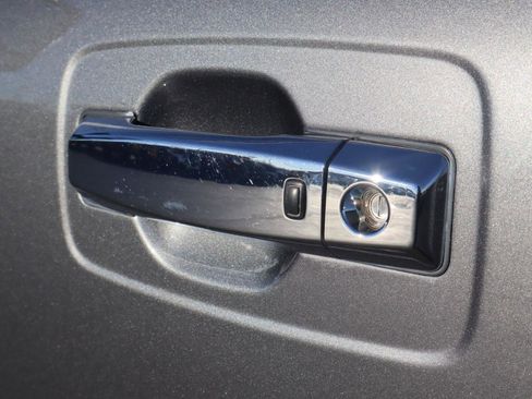 Used 2021 Nissan Titan SV w/ SV Convenience Package image 26