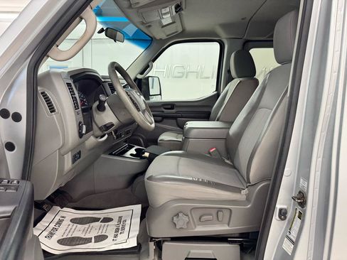 Used 2014 Nissan NV 3500 SV w/ Technology Package RWD image 8