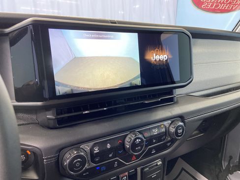 Used 2024 Jeep Wrangler Sahara image 20