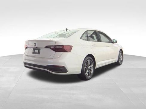 Used 2022 Volkswagen Jetta SE image 4