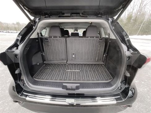 Used 2022 Toyota Highlander LE image 24