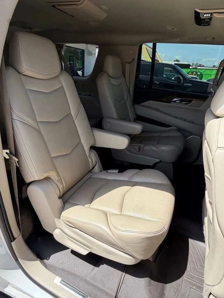 Used 2020 Cadillac Escalade ESV Premium Luxury AWD/4WD image 25