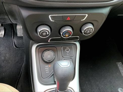 Used 2018 Jeep Compass Sport AWD/4WD image 32