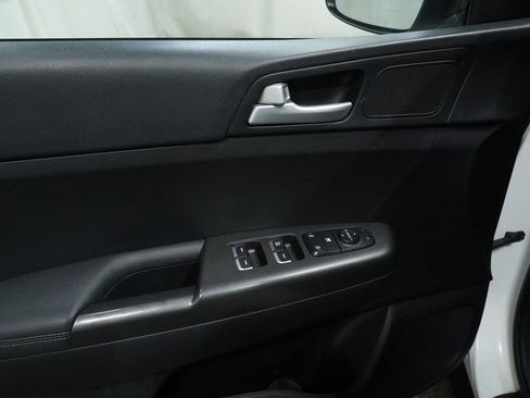 Used 2020 Kia Sportage LX image 19