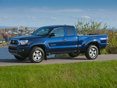 Used 2015 Toyota Tacoma PreRunner image 2