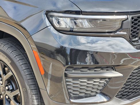 Used 2024 Jeep Grand Cherokee Altitude image 7