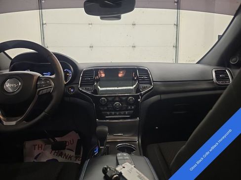Used 2019 Jeep Grand Cherokee Laredo AWD/4WD image 14