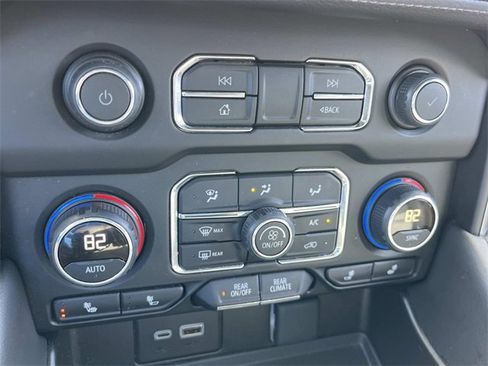 Used 2024 Chevrolet Suburban LT image 36