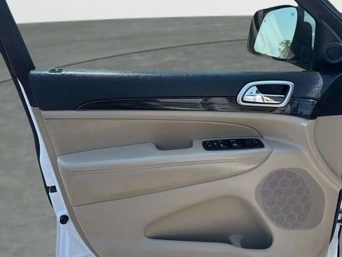 Used 2019 Jeep Grand Cherokee Laredo RWD image 17