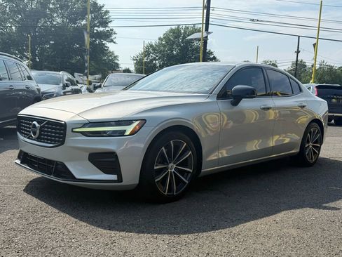 Used 2022 Volvo S60 B5 Momentum image 3