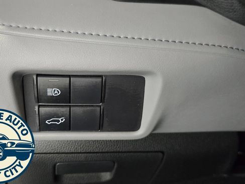 Used 2023 Toyota Highlander XLE AWD/4WD image 23