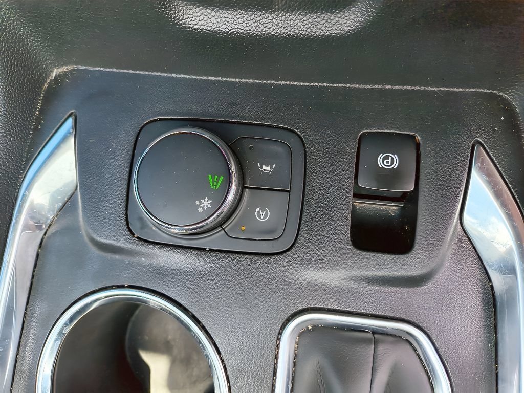 Used 2022 Chevrolet Traverse LS AWD/4WD image 19