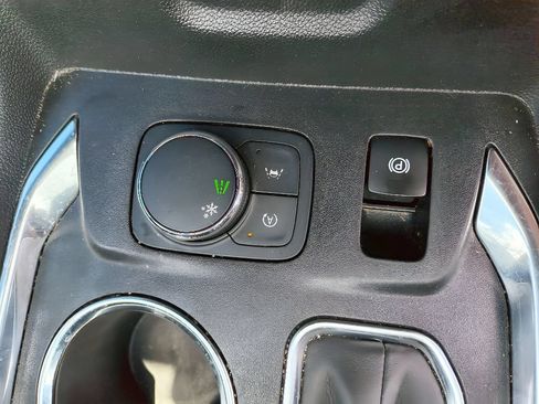 Used 2022 Chevrolet Traverse LS AWD/4WD image 19