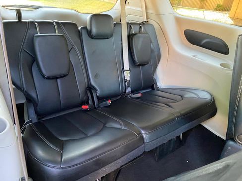 Used 2023 Chrysler Pacifica Touring-L image 47