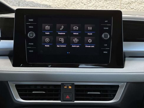 Used 2025 Volkswagen Taos SE AWD/4WD image 18