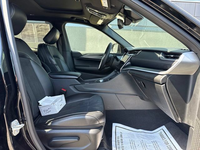 Used 2024 Jeep Grand Cherokee L Altitude AWD/4WD image 10