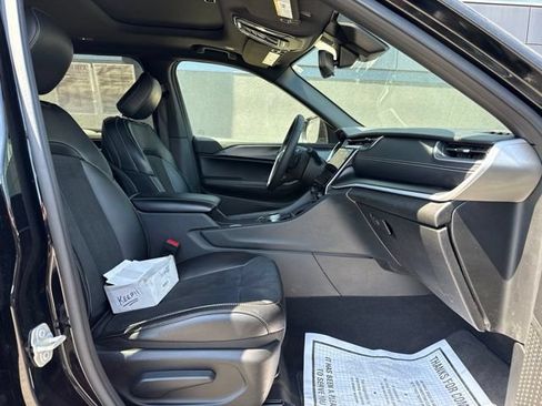 Used 2024 Jeep Grand Cherokee L Altitude AWD/4WD image 10