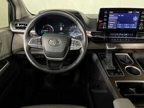 Used 2024 Toyota Sienna XLE image 14