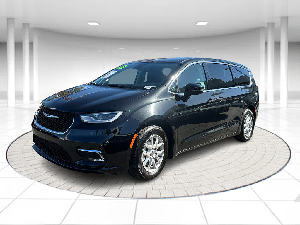 Used 2023 Chrysler Pacifica Touring-L FWD image 1