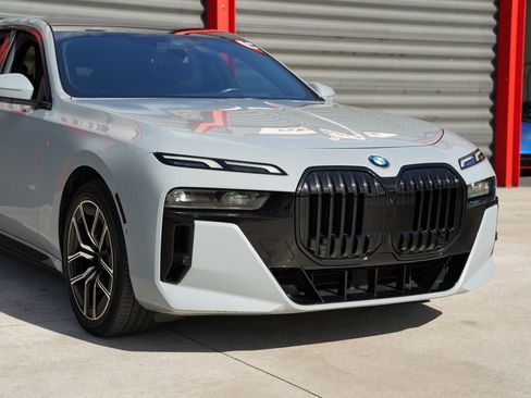Used 2023 BMW 760i xDrive AWD/4WD image 7